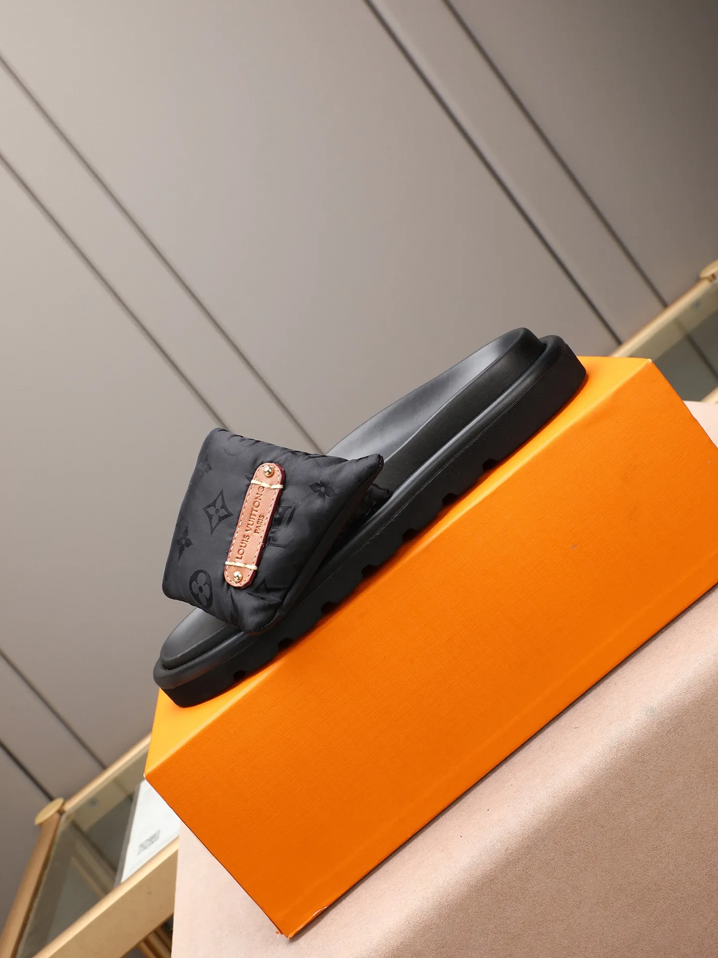 PP360 [LOUIS VUITTON] Louis Vuitton, LV printing, men's and women's slippers are on the market. The drawer box packaging comes with a cloth bag and a card. The upper pattern looks very soft and waxy, and it is a super versatile leg slimming tool. Fabric: imported denim/canvas/old fabric, LV hardware LOGO, official website pattern printing, comfortable to wear, feet: high-elastic PU water table. Sole: foam sole, heel height: about 5cm. Code number: 35-46, 35, 45, 46 are custom-made and non-returnable. Color: multiple colors and styles available.